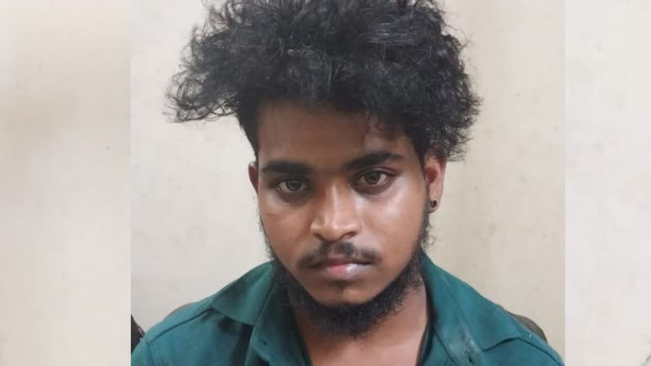 സ്ത്രീയുടെ പേരിൽ വ്യാജ ഫേസ്ബുക്ക് അക്കൗണ്ട്, യുവാവുമായി 4 വര്ഷം ചാറ്റിംഗ്, 12 ലക്ഷം തട്ടിയ യുവാവ് അറസ്റ്റിൽ സ്ത്രീയുടെ പേരിൽ വ്യാജ ഫേസ്ബുക്ക് അക്കൗണ്ട്, യുവാവുമായി 4 വര്ഷം ചാറ്റിംഗ്, 12 ലക്ഷം തട്ടിയ യുവാവ് അറസ്റ്റിൽ