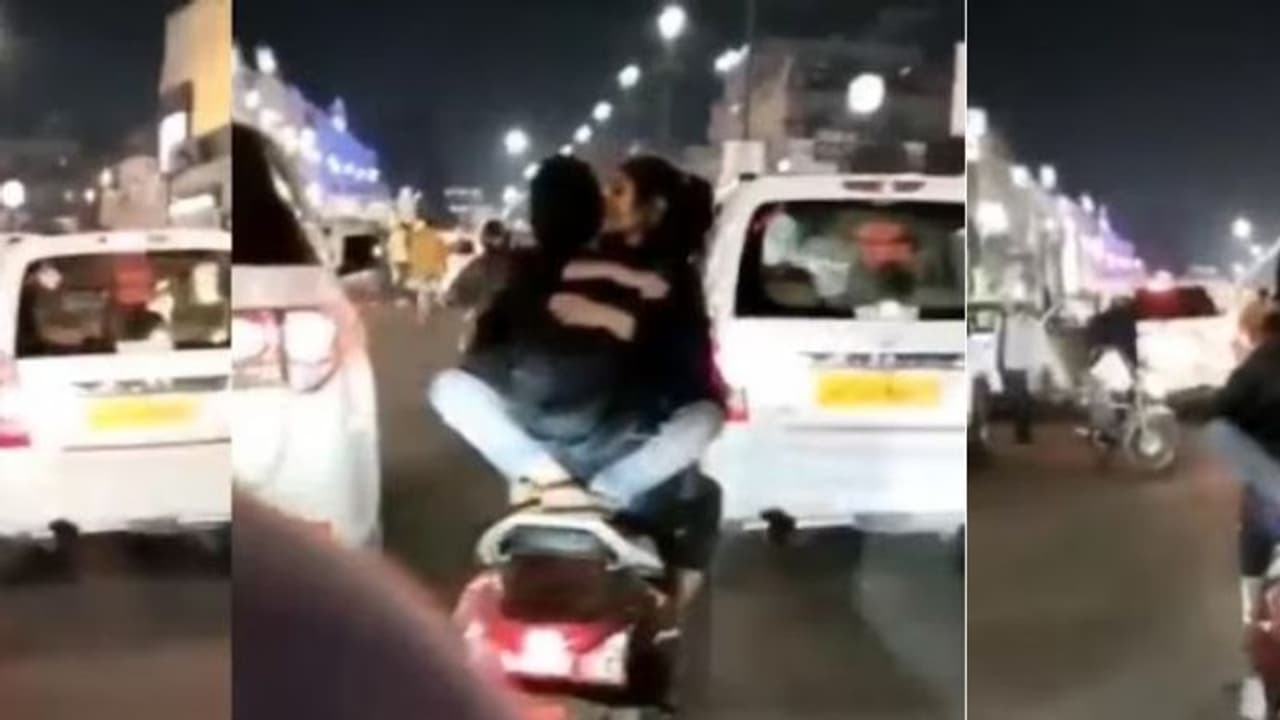 రోడ్డుమీద స్కూటీపై లవర్స్ పాడు పని! వీడియో వైరల్ .. రంగంలోకి దిగిన లక్నో పోలీసులు.. 