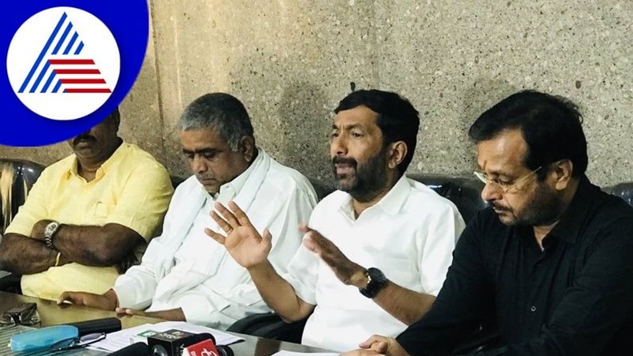 ಹಾವೇರಿಯಲ್ಲಿ ನಾಳೆ ಕಾಂಗ್ರೆಸ್ ಪ್ರಜಾಧ್ವನಿ ಯಾತ್ರೆ; ಸಲೀಂ ಅಹ್ಮದ್ ಹಾವೇರಿಯಲ್ಲಿ ನಾಳೆ ಕಾಂಗ್ರೆಸ್ ಪ್ರಜಾಧ್ವನಿ ಯಾತ್ರೆ; ಸಲೀಂ ಅಹ್ಮದ್