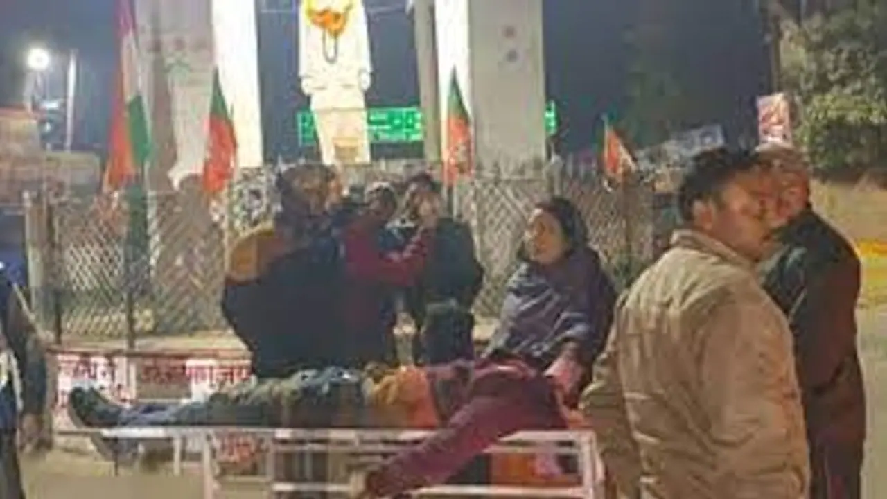 UP पुलिस की अवैध वसूली: 10 हजार न देने पर युवक को ट्रैक्टर से दिया धक्का, कुचलकर मौत, अब SI सहित 4 पर FIR UP पुलिस की अवैध वसूली: 10 हजार न देने पर युवक को ट्रैक्टर से दिया धक्का, कुचलकर मौत, अब SI सहित 4 पर FIR