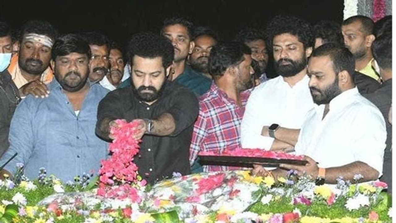 ఎన్టీఆర్‌ 27వ వర్థంతి.. నివాళ్లు అర్పించిన తారక్‌, కళ్యాణ్‌ రామ్‌.. 