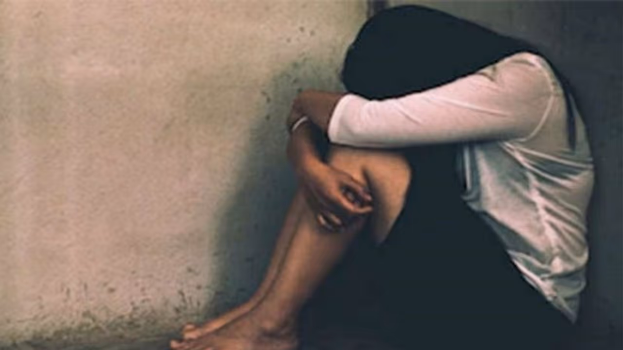 ப்ளீஸ் வேணாம் என்னை விட்டுடுங்க.. கதறியும் விடாமல் நண்பர்களுடன் சேர்ந்து கூட்டு பலாத்காரம் செய்த காதலன்.!