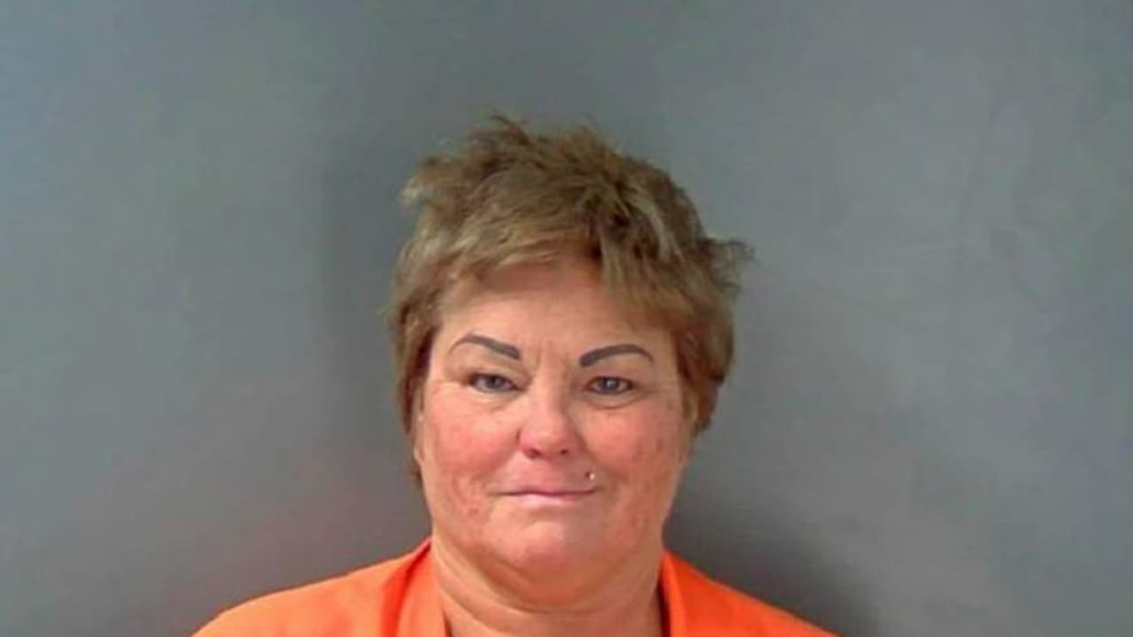 ഏഷ്യൻ വംശജയായ വിദ്യാർത്ഥിനിയെ ബസിൽ വച്ച് അക്രമിച്ചു, തലയിൽ ഏഴ് വെട്ട്, 56 കാരി അറസ്റ്റിൽ ഏഷ്യൻ വംശജയായ വിദ്യാർത്ഥിനിയെ ബസിൽ വച്ച് അക്രമിച്ചു, തലയിൽ ഏഴ് വെട്ട്, 56 കാരി അറസ്റ്റിൽ