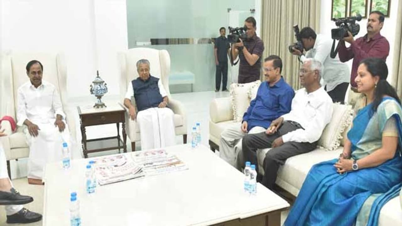  ప్రగతి భవన్ లో మూడు రాష్ట్రాల సీఎంలతో కేసీఆర్ బ్రేక్ ఫాస్ట్ మీటింగ్: జాతీయ రాజకీయాలపై చర్చ