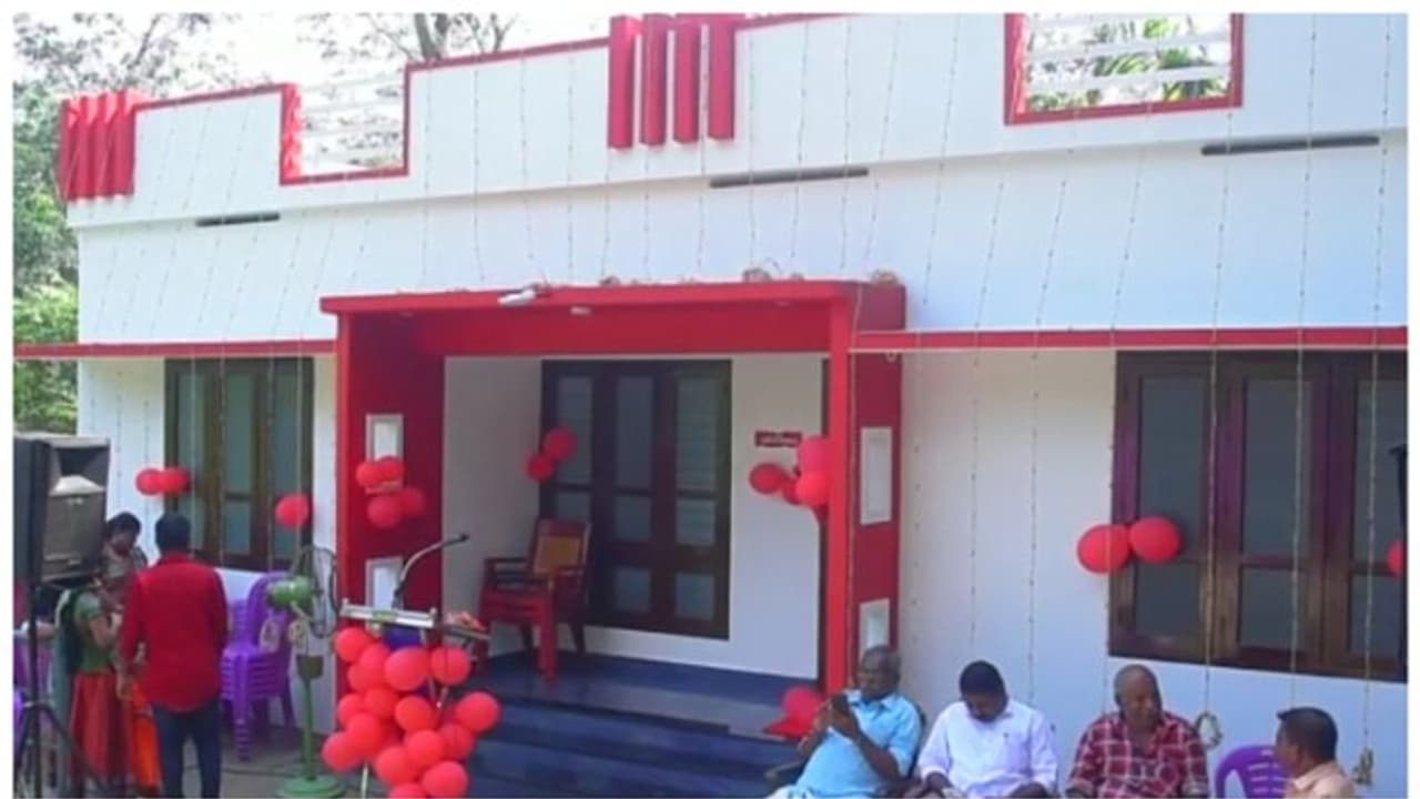 അച്ഛനെ രോഗം കൊണ്ടുപോയി, അമ്മ മോഷ്ടാവിന്റെ കൊലക്കത്തിക്കിരയായി; വിനീതയുടെ മക്കൾക്ക് തണലൊരുക്കി സിപിഎം അച്ഛനെ രോഗം കൊണ്ടുപോയി, അമ്മ മോഷ്ടാവിന്റെ കൊലക്കത്തിക്കിരയായി; വിനീതയുടെ മക്കൾക്ക് തണലൊരുക്കി സിപിഎം