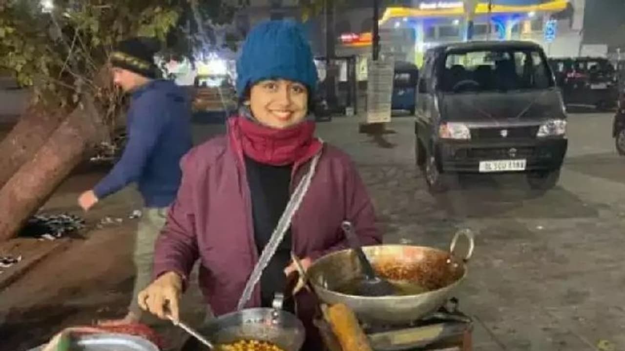ഇംഗ്ലീഷ് സംസാരിക്കുന്ന, മിടുക്കിയായ ചായക്കടക്കാരി; പ്രചോദനമായി യുവതി ഇംഗ്ലീഷ് സംസാരിക്കുന്ന, മിടുക്കിയായ ചായക്കടക്കാരി; പ്രചോദനമായി യുവതി