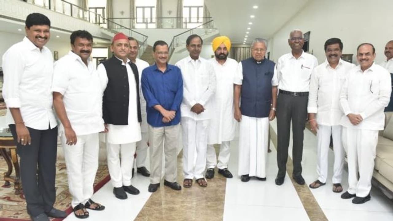 ವಿಪಕ್ಷ ಶಕ್ತಿ ಪ್ರದರ್ಶನ: ಬಿಜೆಪಿ ವಿರುದ್ಧ ಪರ್ಯಾಯ ಶಕ್ತಿಗೆ ಕೆಸಿಆರ್ ಯತ್ನ ವಿಪಕ್ಷ ಶಕ್ತಿ ಪ್ರದರ್ಶನ: ಬಿಜೆಪಿ ವಿರುದ್ಧ ಪರ್ಯಾಯ ಶಕ್ತಿಗೆ ಕೆಸಿಆರ್ ಯತ್ನ