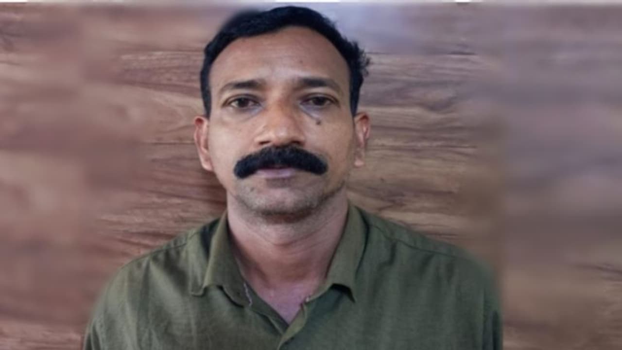 ബസിനുള്ളിൽ സ്കൂൾ വിദ്യാർത്ഥിനിക്ക് നേരെ ലൈംഗിക അതിക്രമം; 49 കാരൻ റിമാന്ഡില് ബസിനുള്ളിൽ സ്കൂൾ വിദ്യാർത്ഥിനിക്ക് നേരെ ലൈംഗിക അതിക്രമം; 49 കാരൻ റിമാന്ഡില്