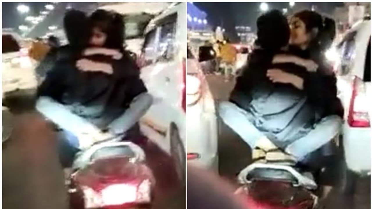 ഓടുന്ന ടൂ വീലറിൽ പങ്കാളിയെ മുന്നിൽ തിരിച്ചിരുത്തി യുവാവിന്റെ യാത്ര; വീഡിയോ പുറത്ത്, തെരഞ്ഞിറങ്ങി പൊലീസ്