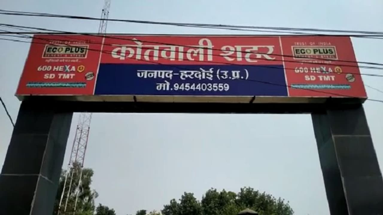 नेता जी की 26 साल की बेटी को लेकर फरार हुए 47 साल वाले नेता, पार्टी ने दिखाया बाहर का रास्ता नेता जी की 26 साल की बेटी को लेकर फरार हुए 47 साल वाले नेता, पार्टी ने दिखाया बाहर का रास्ता