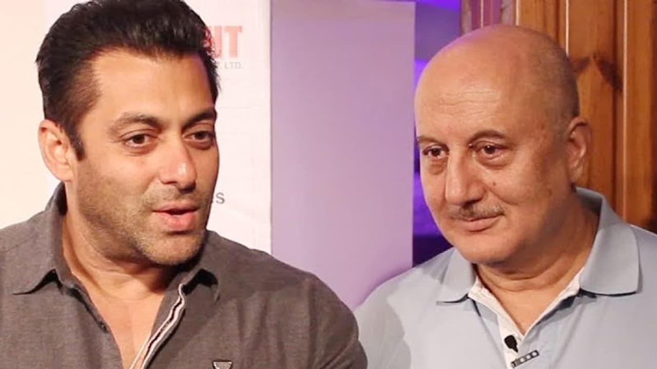 अनुपम खेर ने जड़ा पत्रकार को थप्पड़, सलमान खान बोले अच्छा मारा, खूब VIRAL हो रहा VIDEO