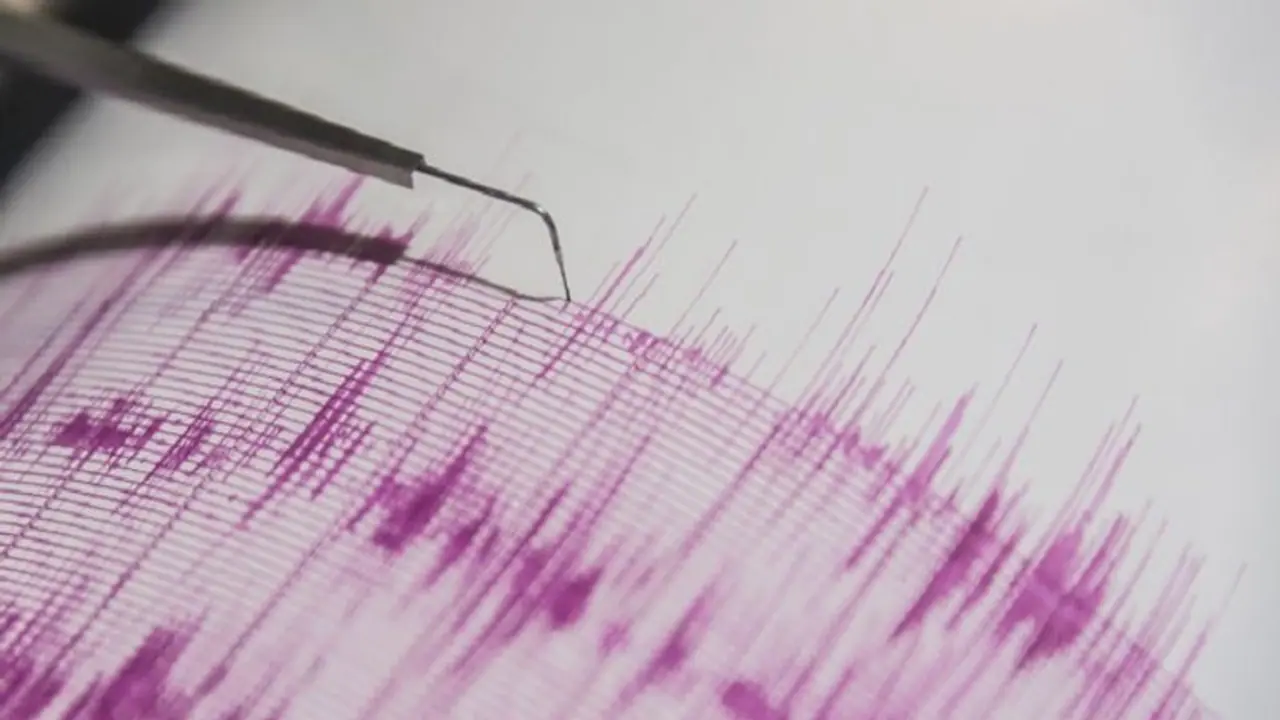 7.2 magnitude earthquake hits eastern Indonesia, tsunami warning triggered 7.2 magnitude earthquake hits eastern Indonesia, tsunami warning triggered
