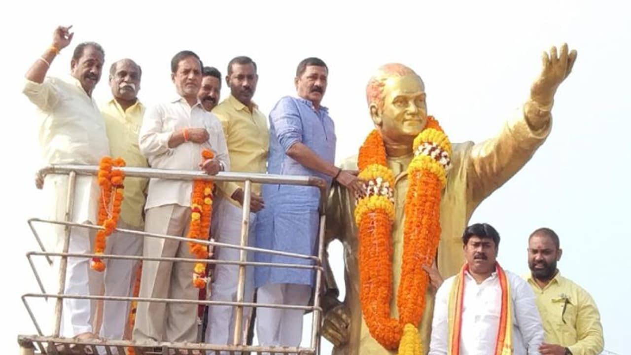 టీడీపీలో గంటా శ్రీనివాసరావు యాక్టివ్.. వారిని కలవడం వెనక ఎలాంటి ఆంతర్యం లేదని కామెంట్.. టీడీపీలో గంటా శ్రీనివాసరావు యాక్టివ్.. వారిని కలవడం వెనక ఎలాంటి ఆంతర్యం లేదని కామెంట్..