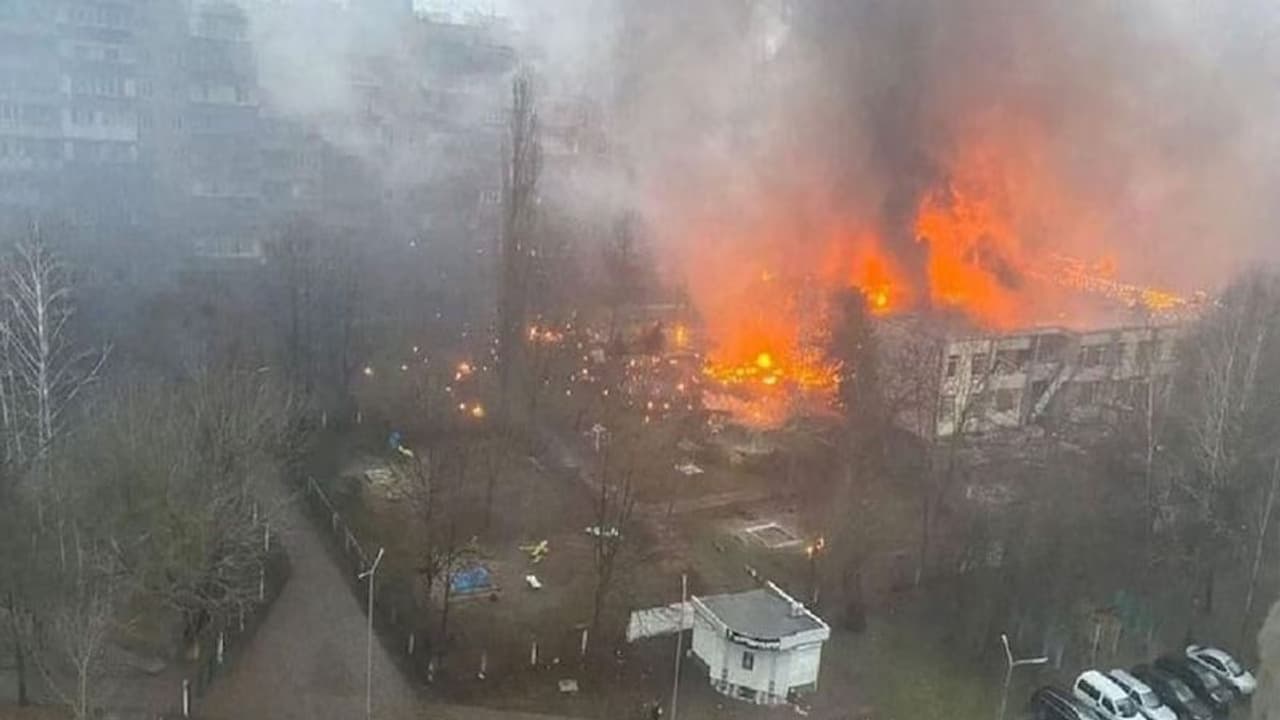 यूक्रेन में VVIP सवार हेलिकॉप्टर रिहायसी बिल्डिंग से टकराकर क्रैश, 16 से ज्यादा मौत, 3 बड़े मंत्री भी शामिल