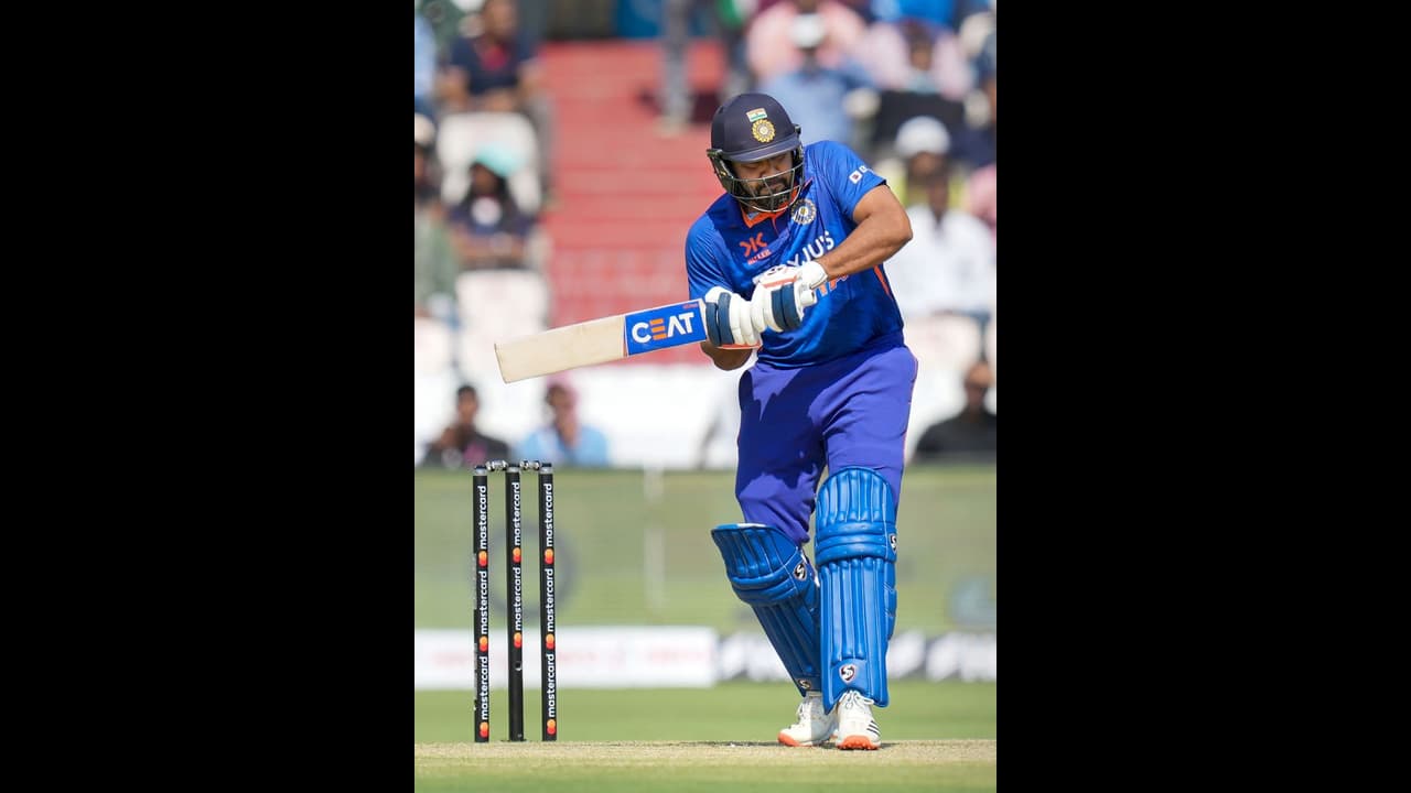 ஆசியாவிலேயே 10000 ரன்கள் கடந்த 8ஆவது வீரர் எனற சாதனை படைத்த ரோகித் சர்மா! ஆசியாவிலேயே 10000 ரன்கள் கடந்த 8ஆவது வீரர் எனற சாதனை படைத்த ரோகித் சர்மா!