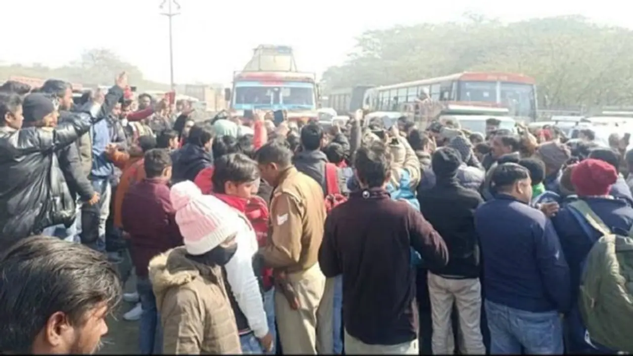 सर्वर खराब होने के चलते सीटेट परीक्षा नहीं दे पाए स्टूडेंट, हाईवे पर लगाया जाम, समझाती रही पुलिस सर्वर खराब होने के चलते सीटेट परीक्षा नहीं दे पाए स्टूडेंट, हाईवे पर लगाया जाम, समझाती रही पुलिस