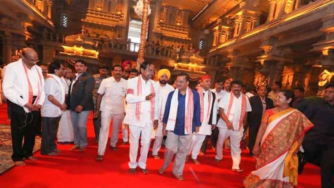 యాదగిరిగుట్టకు చేరుకున్న నలుగురు సీఎంలు: గెస్ట్ హౌస్ కే పరిమితమైన విజయన్, రాజా