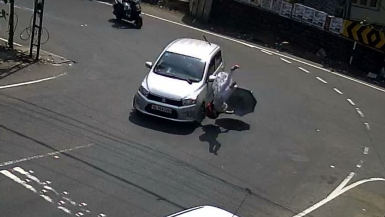 കോട്ടയത്ത് യുവതിയെ കാർ ഇടിച്ച് തെറിപ്പിച്ചു, നിർത്താതെ പോയി; കണ്ടെത്താനാകാതെ പൊലീസ് കോട്ടയത്ത് യുവതിയെ കാർ ഇടിച്ച് തെറിപ്പിച്ചു, നിർത്താതെ പോയി; കണ്ടെത്താനാകാതെ പൊലീസ്