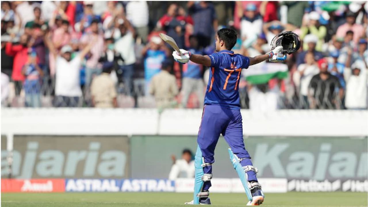 శుభమన్ బ్యాక్ టు బ్యాక్ సెంచరీలు.. కోహ్లీ రికార్డు బ్రేక్ శుభమన్ బ్యాక్ టు బ్యాక్ సెంచరీలు.. కోహ్లీ రికార్డు బ్రేక్