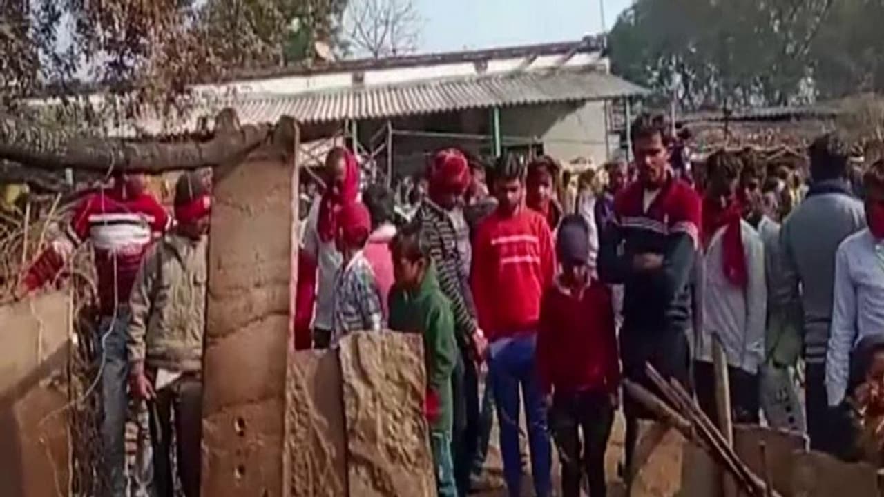 संदिग्ध परिस्थितियों में लगी आग से झुलसी 120 बकरियां और 5 बछड़े, खुली पशुपालक की नींद तो लपटों के बीच थे जानवर संदिग्ध परिस्थितियों में लगी आग से झुलसी 120 बकरियां और 5 बछड़े, खुली पशुपालक की नींद तो लपटों के बीच थे जानवर