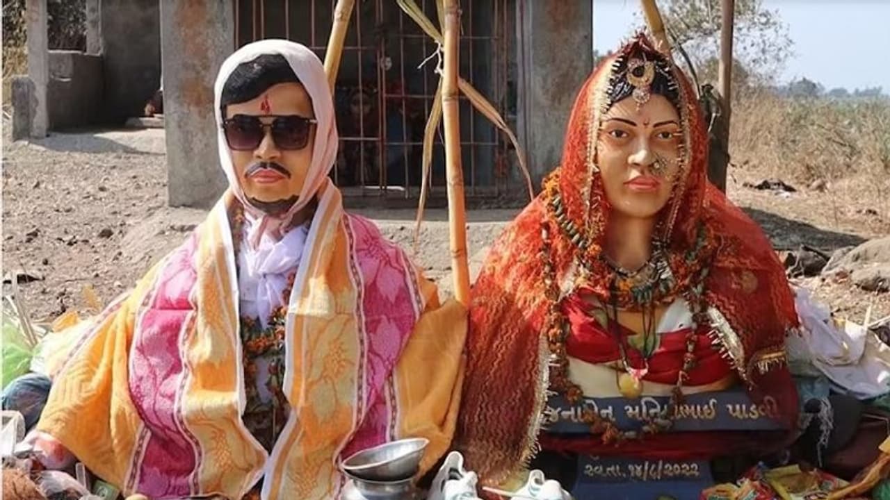 ಪ್ರೇಮಿಗಳು ಆತ್ಮಹತ್ಯೆ ಮಾಡಿಕೊಂಡ 6 ತಿಂಗಳ ಬಳಿಕ ಪ್ರತಿಮೆಗಳಿಗೆ ಮದುವೆ ಮಾಡಿದ ಕುಟುಂಬಸ್ಥರು..! ಪ್ರೇಮಿಗಳು ಆತ್ಮಹತ್ಯೆ ಮಾಡಿಕೊಂಡ 6 ತಿಂಗಳ ಬಳಿಕ ಪ್ರತಿಮೆಗಳಿಗೆ ಮದುವೆ ಮಾಡಿದ ಕುಟುಂಬಸ್ಥರು..!