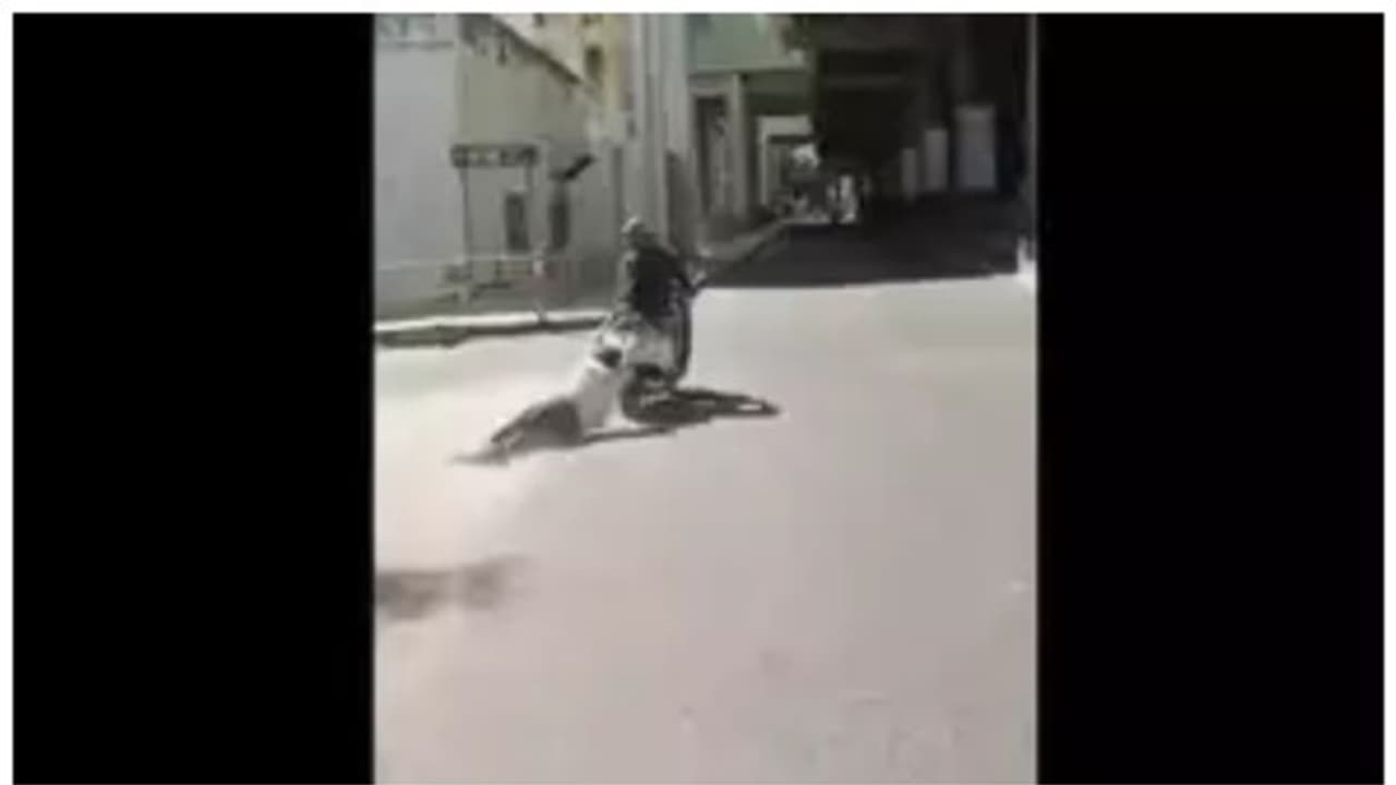 വാഹനങ്ങള്‍ കൂട്ടിയിടിച്ചു; തർക്കത്തിനൊടുവിൽ കാറോടിച്ചിരുന്നയാളെ സ്കൂട്ടറിന് പിന്നിൽ വലിച്ചിഴച്ചു; വീഡിയോ