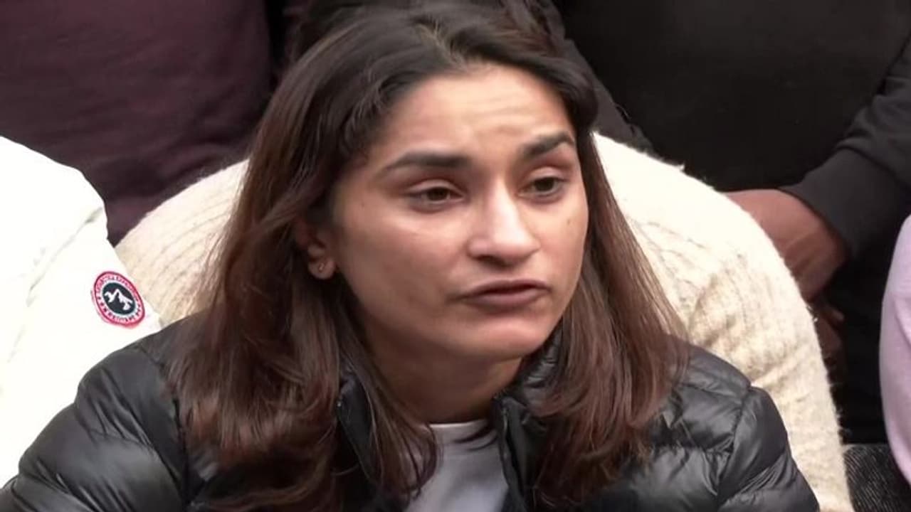 गोल्ड मेडलिस्ट विनेश फोगाट रोते रोते बोलीं रेसलिंग फेडरेशन के अध्यक्ष खिलाड़ियों का करते हैं यौन उत्पीड़न गोल्ड मेडलिस्ट विनेश फोगाट रोते रोते बोलीं रेसलिंग फेडरेशन के अध्यक्ष खिलाड़ियों का करते हैं यौन उत्पीड़न