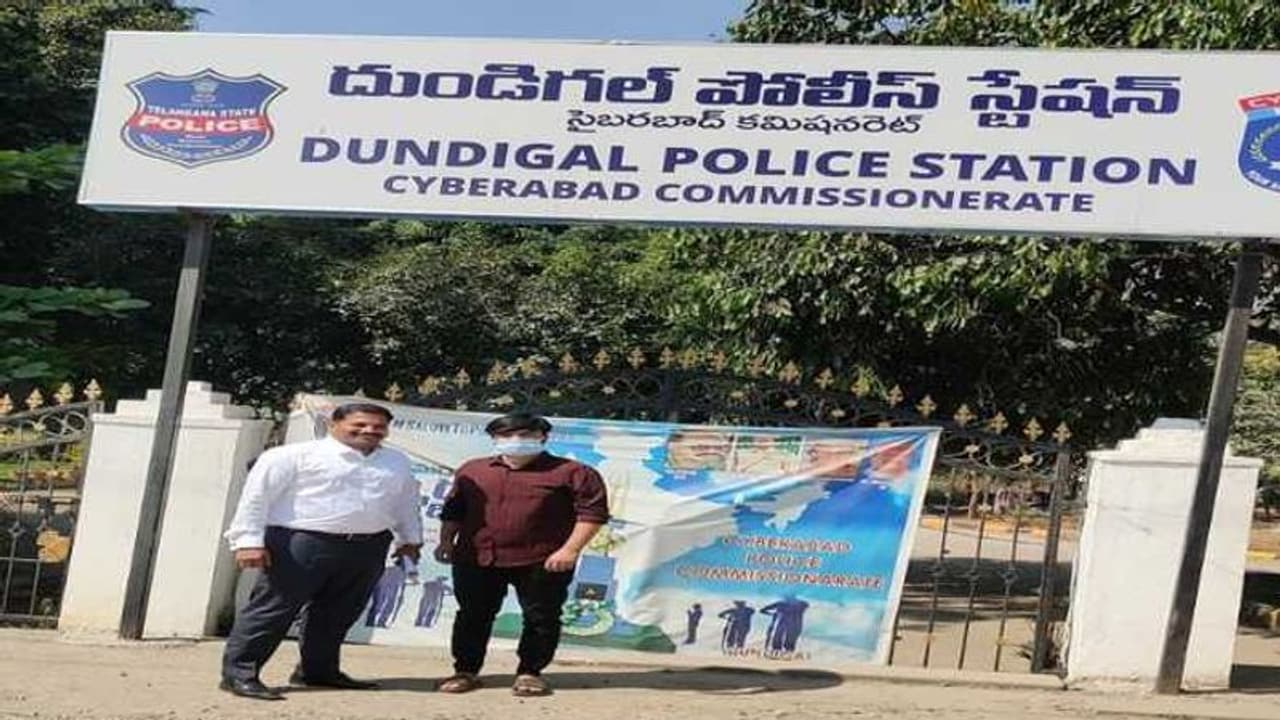 తోటి విద్యార్ధిపై దాడి.. లాయర్‌తో కలిసి పీఎస్‌కి బండి సంజయ్ తనయుడు, స్టేషన్ బెయిల్