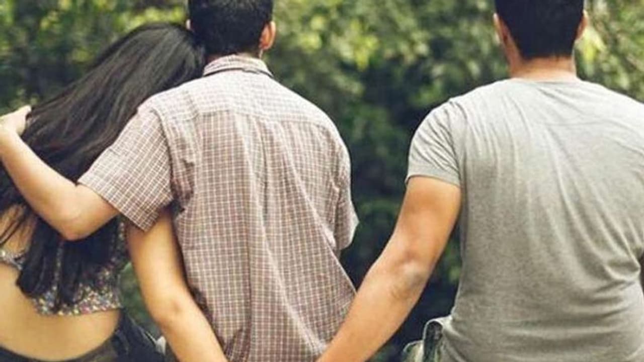 लड़की ने बना रखे थे दो बॉयफ्रेंड, दोनों प्रेमियों को साथ देख कुए में कूद गई...बड़ा दिलचस्प है लव ट्रांयगल केस लड़की ने बना रखे थे दो बॉयफ्रेंड, दोनों प्रेमियों को साथ देख कुए में कूद गई...बड़ा दिलचस्प है लव ट्रांयगल केस