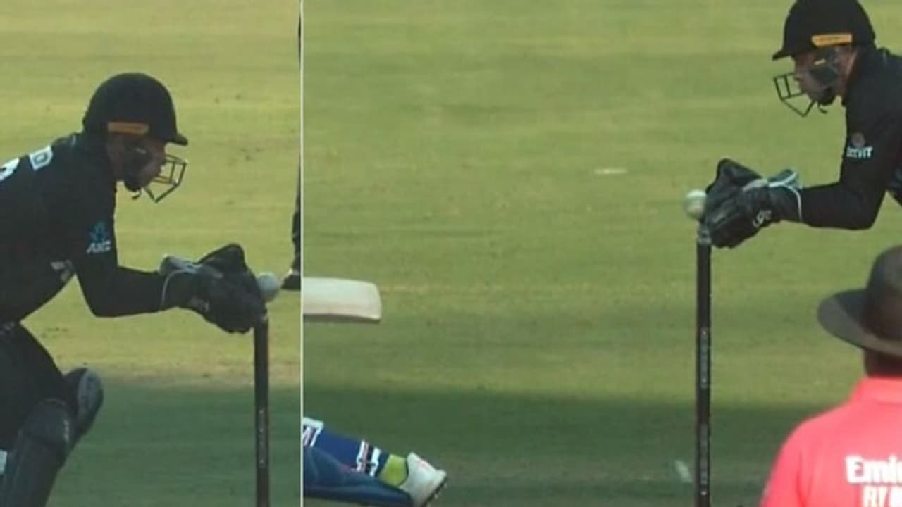 கிளவுஸை வச்சு ஸ்டம்பை அடித்தால் அவுட்டா? டுவிட்டரில் டிரெண்டாகும் ஹர்திக் பாண்டியா நாட் அவுட் ஹேஷ்டேக்!