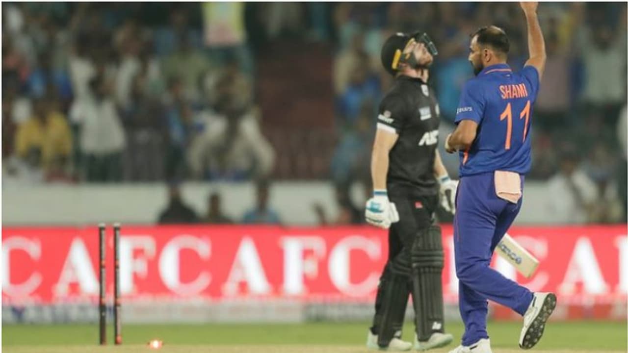 భారీ లక్ష్య ఛేదనలో తడబడుతున్న కివీస్.. టాపార్డర్ ఖతం.. కెప్టెన్ మీదే ఆశలన్నీ.. భారీ లక్ష్య ఛేదనలో తడబడుతున్న కివీస్.. టాపార్డర్ ఖతం.. కెప్టెన్ మీదే ఆశలన్నీ..