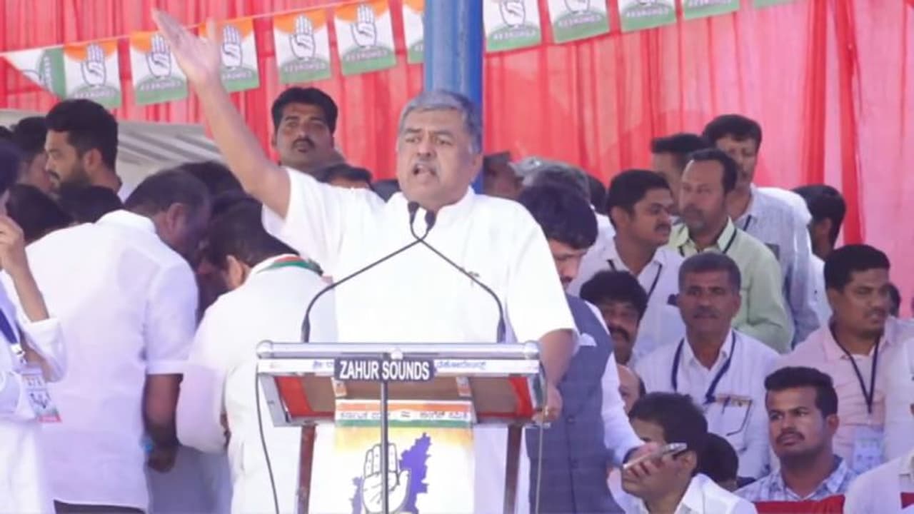 ബിജെപിയിലേക്ക് പോയ എംഎൽഎമാർ വേശ്യകളെന്ന് വിളിച്ച് പുലിവാല് പിടിച്ച് കോൺഗ്രസ് നേതാവ്, വിവാദം, ക്ഷമാപണം ബിജെപിയിലേക്ക് പോയ എംഎൽഎമാർ വേശ്യകളെന്ന് വിളിച്ച് പുലിവാല് പിടിച്ച് കോൺഗ്രസ് നേതാവ്, വിവാദം, ക്ഷമാപണം