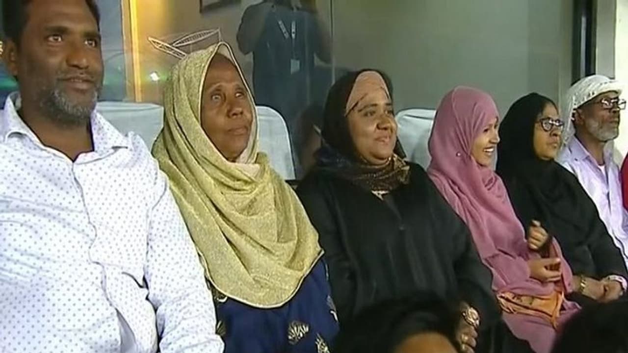 சொந்த மண்ணில் சிராஜ் விளையாடுவதை நேரில் பார்த்து ரசித்த குடும்பத்தினர்! சொந்த மண்ணில் சிராஜ் விளையாடுவதை நேரில் பார்த்து ரசித்த குடும்பத்தினர்!