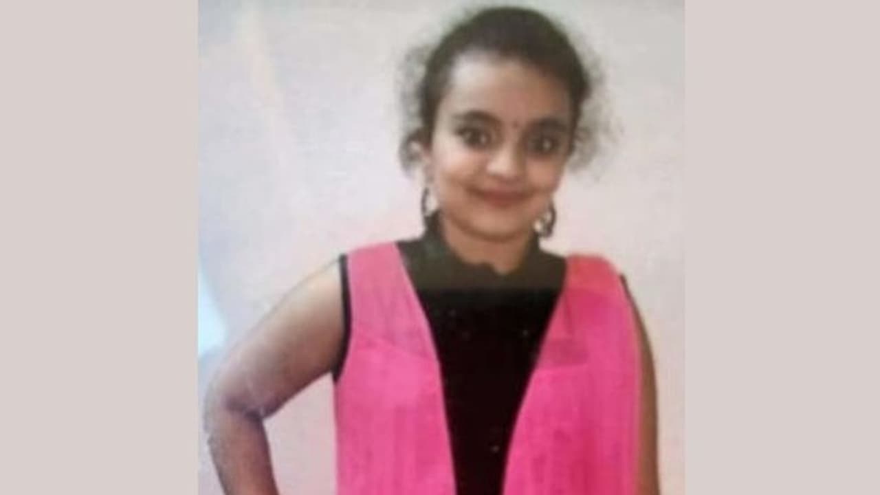 स्कूल में दोस्तों से बात करते वक्त गिरी 14 साल की छात्रा और थम गईं सांसे, परिजनों ने कहा ड्रेस कोड ने ली जान स्कूल में दोस्तों से बात करते वक्त गिरी 14 साल की छात्रा और थम गईं सांसे, परिजनों ने कहा ड्रेस कोड ने ली जान