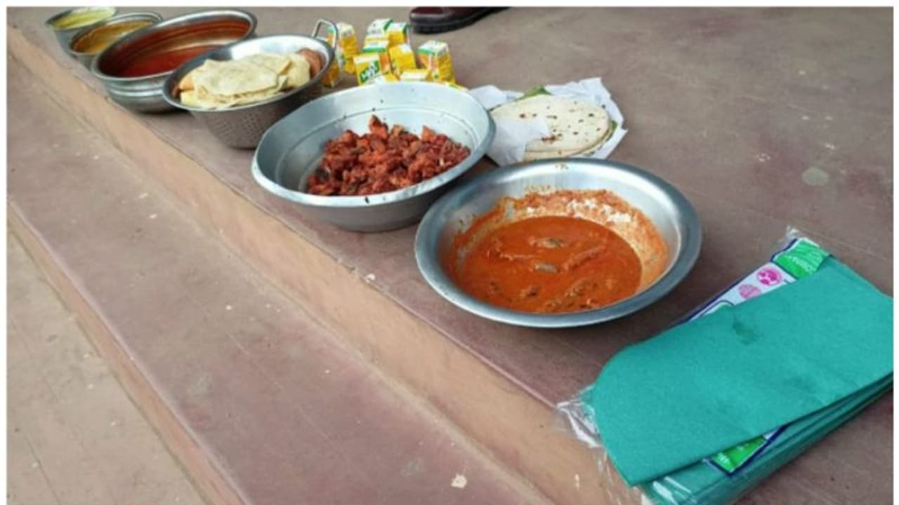 പരിശോധനക്കിടയിലും കൂസലില്ലാതെ ഉടമകള്; വയനാട്ടിലെ ഹോട്ടലുകളില് വീണ്ടും പഴകിയ ഭക്ഷണം പിടികൂടി പരിശോധനക്കിടയിലും കൂസലില്ലാതെ ഉടമകള്; വയനാട്ടിലെ ഹോട്ടലുകളില് വീണ്ടും പഴകിയ ഭക്ഷണം പിടികൂടി