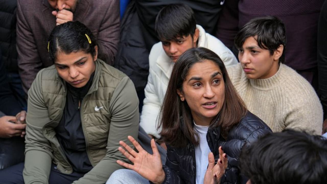 రెజ్లింగ్ ఫెడరేషన్ అధ్యక్షుడిపై లైంగిక వేధింపుల ఆరోపణలు.. క్రీడా మంత్రిత్వ శాఖకు ఢిల్లీ మహిళా కమిషన్ నోటీసులు రెజ్లింగ్ ఫెడరేషన్ అధ్యక్షుడిపై లైంగిక వేధింపుల ఆరోపణలు.. క్రీడా మంత్రిత్వ శాఖకు ఢిల్లీ మహిళా కమిషన్ నోటీసులు