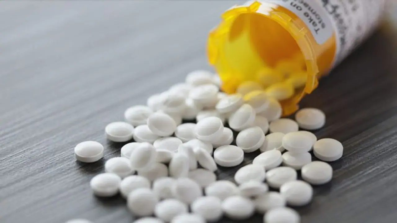 போட்டிப்போட்டு சத்துமாத்திரையை உட்கொண்ட 4 மாணவிகளுக்கு தீவிர சிகிச்சை போட்டிப்போட்டு சத்துமாத்திரையை உட்கொண்ட 4 மாணவிகளுக்கு தீவிர சிகிச்சை