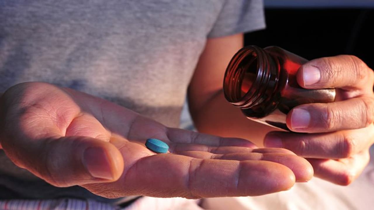 திருப்பூர் மருந்தகங்களில் போதை மாத்திரை? போதைக்கு வலி நிவாரணி மாத்திரைகளை விற்ற 7 பேர் அதிரடி கைது