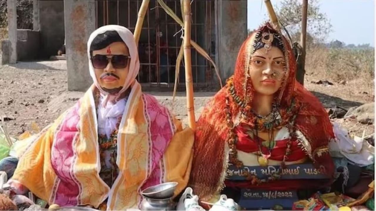 വിവാഹത്തിന് സമ്മതിച്ചില്ല, കമിതാക്കൾ ജീവനൊടുക്കി, ഇരുവരുടെയും പ്രതിമകളുണ്ടാക്കി വിവാഹം നടത്തി കുടുംബം