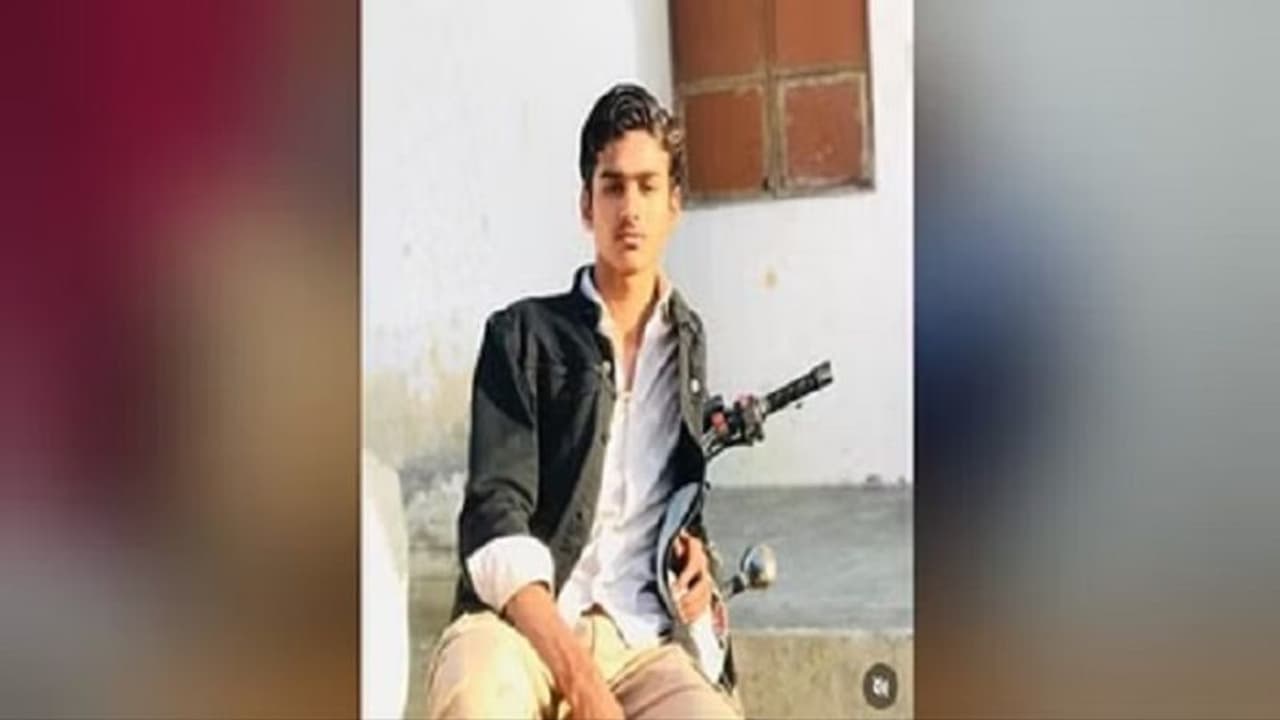 लव ट्रायंगल में हत्या: बीच सड़क पर छात्र को दौड़ा दौड़ाकर मारे चाकू, पुलिस को CCTV से मिला अहम सुराग