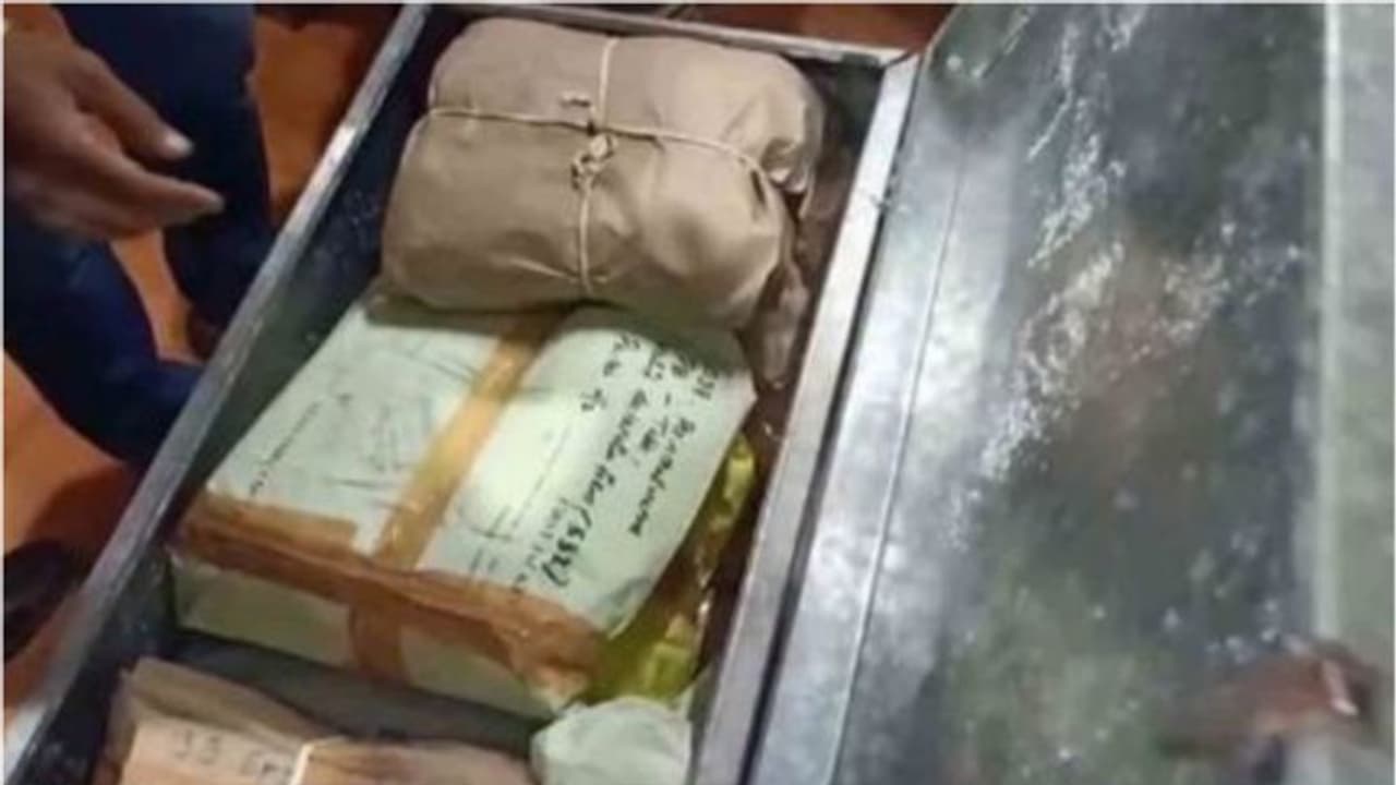 പെരിന്തല്മണ്ണ വോട്ട്പെട്ടി വിവാദം: രണ്ട് ഉദ്യോഗസ്ഥർക്ക് സസ്പെൻഷൻ,രണ്ട് പേര്ക്ക് കാരണം കാണിക്കല് നോട്ടീസ് പെരിന്തല്മണ്ണ വോട്ട്പെട്ടി വിവാദം: രണ്ട് ഉദ്യോഗസ്ഥർക്ക് സസ്പെൻഷൻ,രണ്ട് പേര്ക്ക് കാരണം കാണിക്കല് നോട്ടീസ്