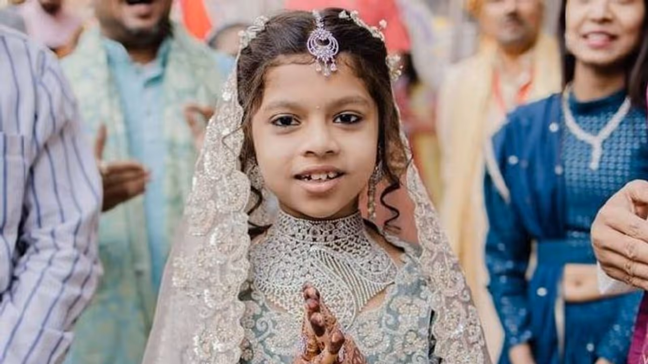 കൈവരാനുള്ളത് കോടികളുടെ സ്വത്ത്, എല്ലാമുപേക്ഷിച്ച് സന്യാസം സ്വീകരിച്ച് വജ്രവ്യാപാരിയുടെ ഒമ്പത് വയസുകാരി മകൾ കൈവരാനുള്ളത് കോടികളുടെ സ്വത്ത്, എല്ലാമുപേക്ഷിച്ച് സന്യാസം സ്വീകരിച്ച് വജ്രവ്യാപാരിയുടെ ഒമ്പത് വയസുകാരി മകൾ