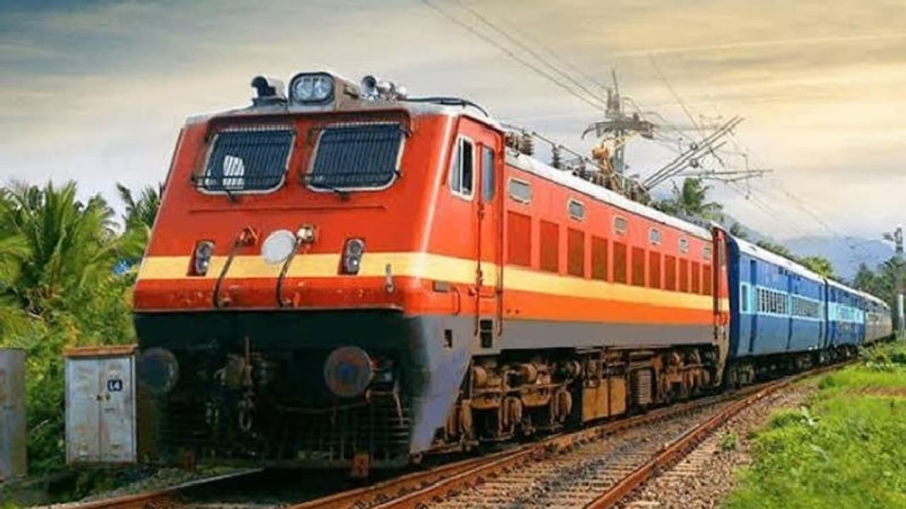 राजस्थान में गिरा डेढ़ साल के बच्चे का खिलौना: बच्चा रोए नही इसके लिए रेलवे पहुंच गया उत्तरप्रदेश देकर आया