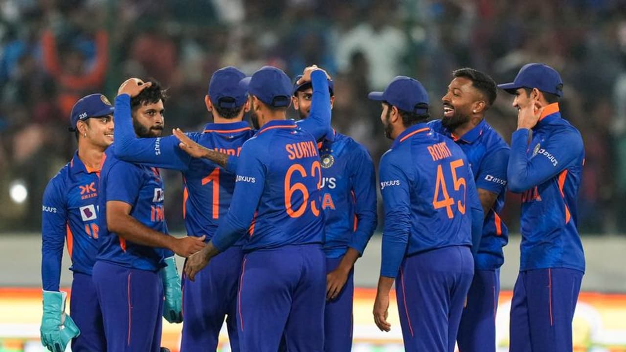 రెండో వన్డేకి ముందు టీమిండియాకి షాక్... స్లో ఓవర్ రేటు కారణంగా భారీ జరిమానా... రెండో వన్డేకి ముందు టీమిండియాకి షాక్... స్లో ఓవర్ రేటు కారణంగా భారీ జరిమానా...