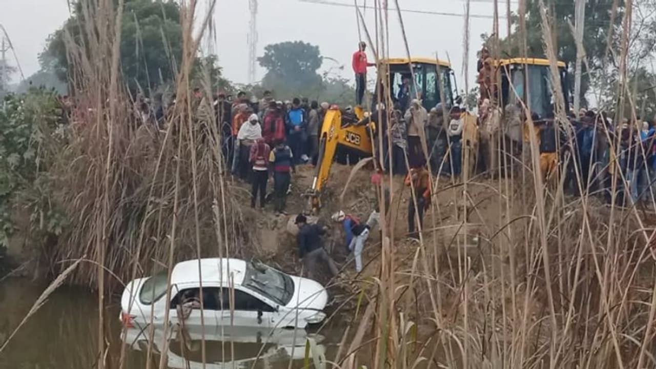 हापुड़ में तालाब में जा गिरी अनियंत्रित कार, गाजियाबाद से घर वापस आ रहे 4 लोगों की हुई मौत 