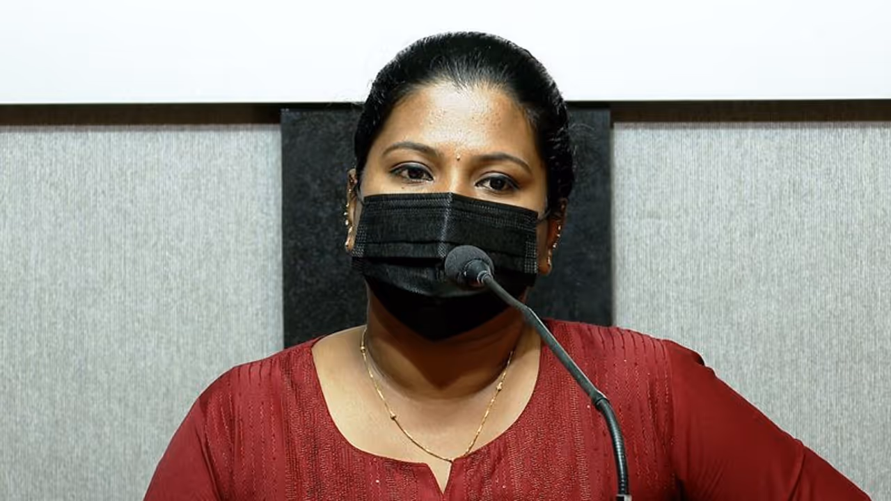 'വിദേശത്ത് ജോലിക്ക് കൊണ്ടുപോയി സ്വർണം തട്ടി, പറഞ്ഞ ശമ്പളം തന്നില്ല'; ദമ്പതികൾക്കെതിരെ യുവതി 'വിദേശത്ത് ജോലിക്ക് കൊണ്ടുപോയി സ്വർണം തട്ടി, പറഞ്ഞ ശമ്പളം തന്നില്ല'; ദമ്പതികൾക്കെതിരെ യുവതി