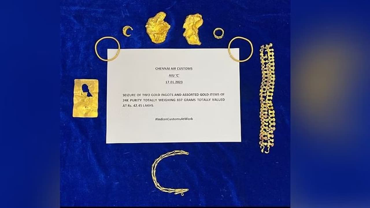 உள்ளாடைக்குள் ஒளித்து வைத்து கடத்திய ரூ.1.59 கோடி மதிப்பிலான தங்கம் பறிமுதல்