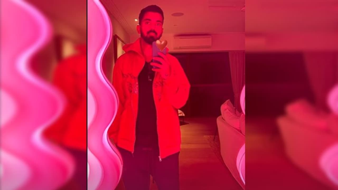 शादी की तैयारियों के बीच केएल राहुल ने शेयर की मिरर सेल्फी, दूल्हे मियां का लुक देख फैन हुई लड़कियां शादी की तैयारियों के बीच केएल राहुल ने शेयर की मिरर सेल्फी, दूल्हे मियां का लुक देख फैन हुई लड़कियां