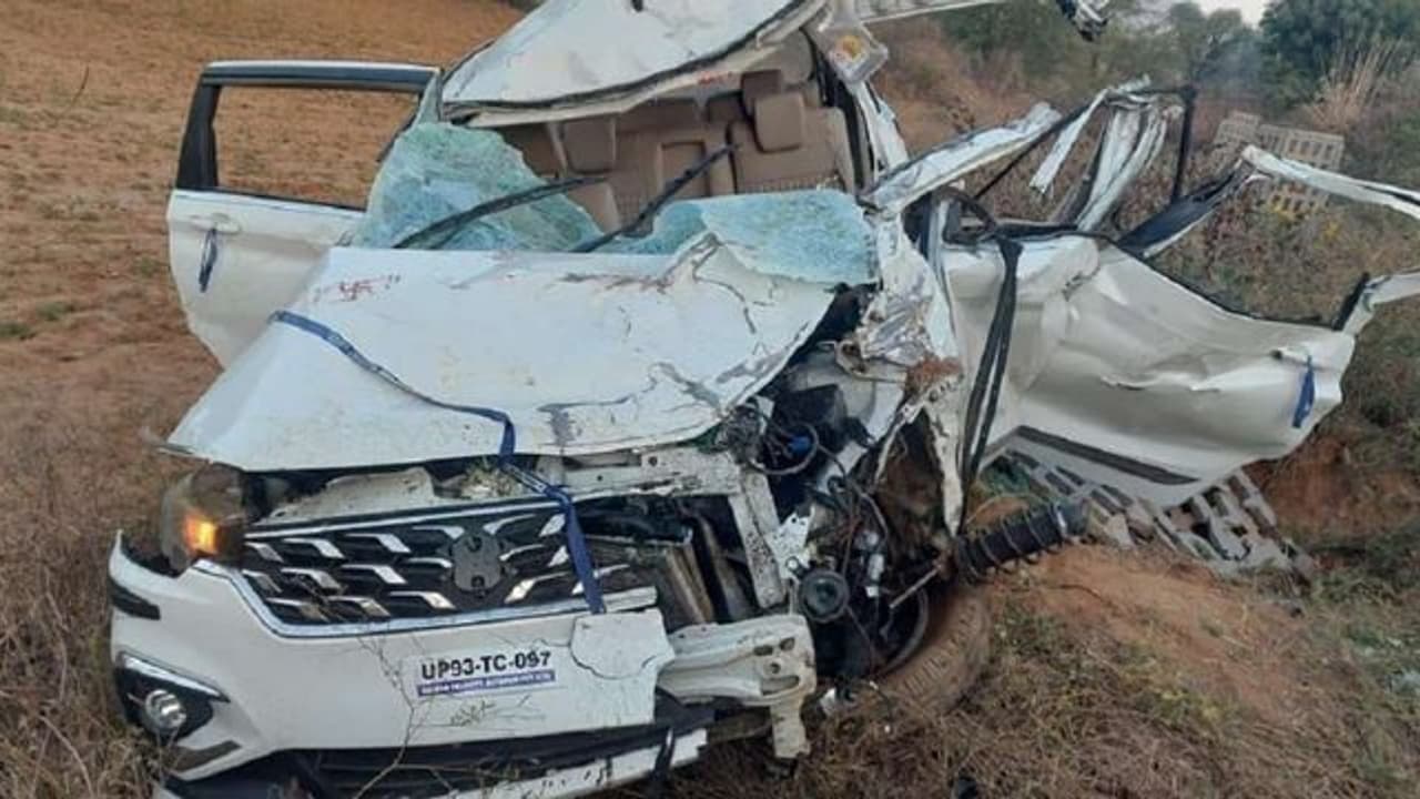 கோவில்பட்டி அருகே ஏற்பட்ட கார் விபத்தில் கர்ப்பிணி உள்பட 5 பேர் படுகாயம் கோவில்பட்டி அருகே ஏற்பட்ட கார் விபத்தில் கர்ப்பிணி உள்பட 5 பேர் படுகாயம்