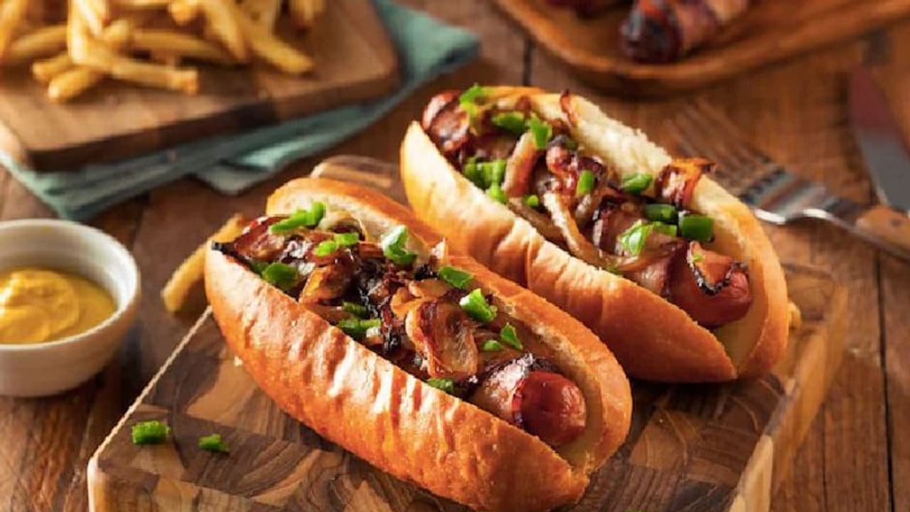 'ഹോട്ട് ഡോഗ്' ഉണ്ടാക്കുന്നത് എങ്ങനെയെന്ന് അറിയാമോ? വീഡിയോ... 'ഹോട്ട് ഡോഗ്' ഉണ്ടാക്കുന്നത് എങ്ങനെയെന്ന് അറിയാമോ? വീഡിയോ...